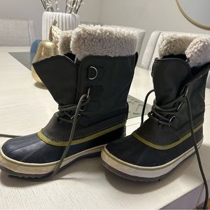 Sorel winter boots for women size 8 almost new